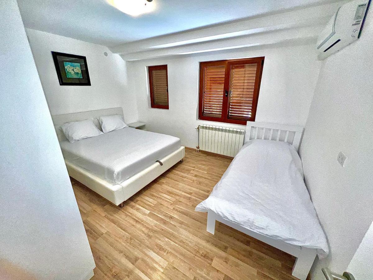 Apartments Family Tivat Eksteriør billede
